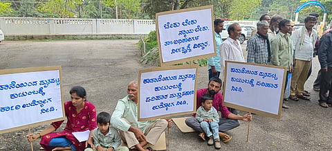 ಕಾಡಾನೆ ದಾಳಿಯಿಂದ ಮೃತಪಟ್ಟ ಕುಟುಂಬದ ಸದಸ್ಯರಿಗೆ ಸರ್ಕಾರಿ ಉದ್ಯೋಗ ನೀಡಬೇಕು ಎಂದು ಆಗ್ರಹಿಸಿ ಧರಣಿ