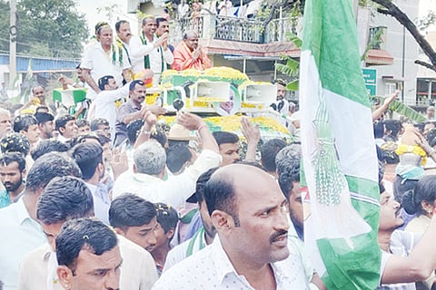 ಕೋಲಾರ ತಾಲೂಕಿನಲ್ಲಿ ಮಾಜಿ ಸಿಎಂ  ಕುಮಾರಸ್ವಾಮಿ ಅವರ ಪಂಚರತ್ನ ಯಾತ್ರೆ ಸಾಗಿದಾಗ ಸೇರಿದ್ದ ಜನಸ್ತೋಮ.