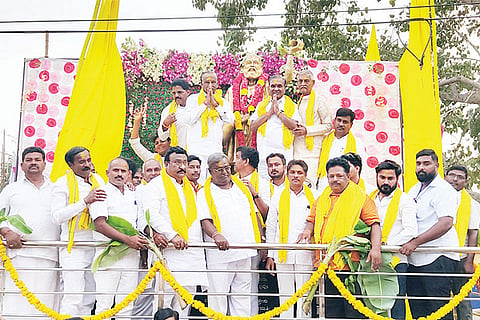 29112022 gangavathi kanakadas Statue opening