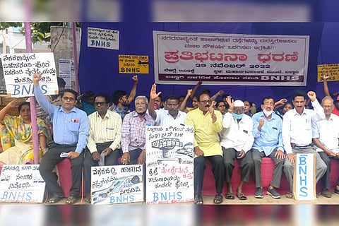 291122 Protest in front of Bellary Municipal Corporation office