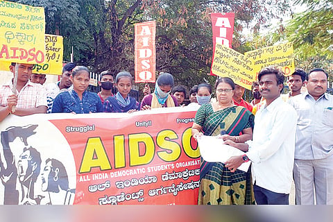 30112022 kukanour aidso protest