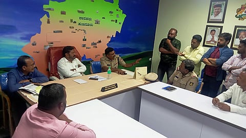 HUN-NOV-5-1(MLA MEETING WITH GOKULA ROAD BUSINESSMEN)
