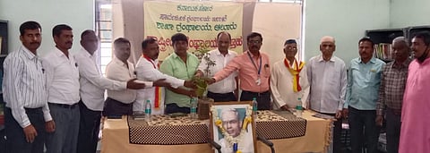 ಗ್ರಂಥಾಲಯಕ್ಕೆ ಬಂದು ಓದುವ ಹವ್ಯಾಸ ರೂಢಿಸಿಕೊಳ್ಳಬೇಕು: ರುದ್ರೇಶ್