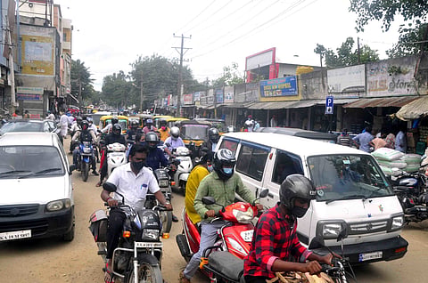 ರಸ್ತೆಯ ಬದಿಯಲ್ಲಿ ವಾಹನಗಳ ನಿಲುಗಡೆ ಟ್ರಾಫಿಕ್ ಸಮಸ್ಯೆಗೆ ದೊಡ್ಡ ಕಾರಣ