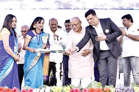 ವಿಜಯಪುರದ ಸೊಲ್ಲಾಪುರ ರಸ್ತೆಯಲ್ಲಿರುವ ರೂಪಾದೇವಿ ಸಿಬಿಎಸ್‌ಇ ಸ್ಕೂಲ್‌ನಲ್ಲಿ ಬ್ಲೂರೇಸ್ ಟೆಕ್ನಾಲಜಿ ಬೆಂಗಳೂರು ಇವರ ಆಶ್ರಯದಲ್ಲಿ ಹಮ್ಮಿಕೊಂಡ ಇ-ಟೆಕ್ ಇಂಡಿಯಾ ಕಾರ್ಯಕ್ರಮಕ್ಕೆ ಸಂಸದ ರಮೇಶ ಜಿಗಜಿಣಗಿ ಚಾಲನೆ ನೀಡಿದರು. ಬ್ಲೂರೋಸ್ ಟೆಕ್ನಾಲಜಿ ಸಂಸ್ಥಾಪಕರಾದ ತುಳಸಿದಾಸಪ್ಪ, ನರಸಮ್ಮ ಗೊಟ್ಯಾಳ, ಜಟ್ಟೆಪ್ಪ ಬೋಳೆಗಾಂವ ಮತ್ತಿತರರಿದ್ದಾರೆ.