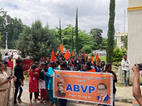 ವಿದ್ಯಾರ್ಥಿ ವೇತನ ಕೂಡಲೇ ಬಿಡುಗಡೆ ಮಾಡುವಂತೆ ಎಬಿವಿಪಿ ಪ್ರತಿಭಟನೆ