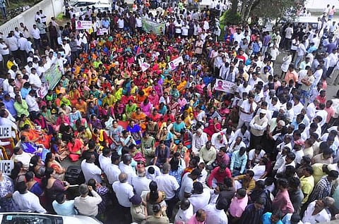 ಶಾಸಕ ಪ್ರೀತಂ ಗೌಡ ಬಹಿರಂಗ ಕ್ಷಮೆಯಾಚಿಸಬೇಕು ; ಬೃಹತ್ ಪ್ರತಿಭಟನೆ