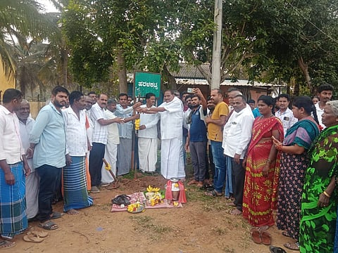 10ಲಕ್ಷ ವೆಚ್ಚದ ನೂತನ ಸಿಸಿ ರಸ್ತೆಯ ನೂತನ ಕಾಮಗಾರಿಗೆ ಗುದ್ದಲಿ ಪೂಜೆ
