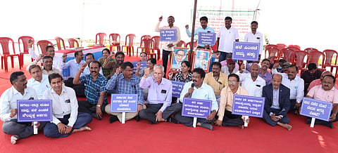 ತೋ.ವಿ.ವಿ.ಯ 48 ಮಂದಿ ಬೋಧಕರು, ಬೋಧಕೇತರರು‌ ಅನಿರ್ದಿಷ್ಟಾವಧಿ ಪ್ರತಿಭಟನೆ ಮಾಡುತ್ತಿದ್ದಾರೆ.