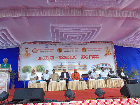 ಬಾಗಲಕೋಟೆ ನಗರದ ಬಿವಿವಿ ಸಂಘದ ಹಳೇ ಮೈದಾನದಲ್ಲಿ ಶನಿವಾರ ಸಂಜೆ ಬಸವೇಶ್ವರ ಕಲಾ, ವಿಜ್ಞಾನ, ವಾಣಿಜ್ಯ ಮಹಾವಿದ್ಯಾಲಯಗಳ ಅಮೃತ ಸುವರ್ಣ ಸಂಗಮದ ಸಮಾರೋಪ ಸಮಾರಂಭದಲ್ಲಿ ಆಂಧ್ರಪ್ರದೇಶದ ಆದಿವಾಸಿ ಕೇಂದ್ರಿಯ ವಿಶ್ವವಿದ್ಯಾಲಯ ಕುಲಪತಿ ಪ್ರೊ.ತೇಜಸ್ವಿ ಕಟ್ಟೀಮನಿ ಮಾತನಾಡಿದರು. ಚಿತ್ತರಗಿ ಸಂಸ್ಥಾನ ಮಠದ ಗುರುಮಹಾಂತ ಸ್ವಾಮೀಜಿ,ಧಾರವಾಡದ ಲೋಕೋಪಯೋಗಿ ಇಲಾಖೆಯ ವಿಶ್ರಾಂತ ಕಾರ್ಯದರ್ಶಿ ಜಿ.ಸಿ ತಲ್ಲೂರ, ಕರ್ನಾಟಕ ವಿವಿ ಕುಲಪತಿ ಪ್ರೊ.ಕೆ.ಬಿ.ಗುಡಸಿ ಇತರರು ಇದ್ದರು.