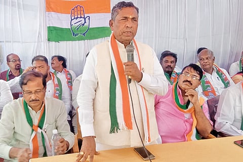 ಕೋಲಾರ ನಗರದ ಕಾಂಗ್ರೆಸ್​ ಕಚೇರಿ ಮುಂಭಾಗ ಆಯೋಜಿಸಿದ್ದ ಕಾರ್ಯಕರ್ತರ ಸಭೆಯಲ್ಲಿ ಕೇಂದ್ರ ಮಾಜಿ ಸಚಿವ ಕೆ.ಎಚ್​.ಮುನಿಯಪ್ಪ ಮಾತನಾಡಿದರು. ಮಾಜಿ ಸಭಾಪತಿ ವಿ.ಆರ್​.ಸುದರ್ಶನ್​, ಕುಡಾ ಮಾಜಿ ಅಧ್ಯಕ್ಷ ಅತಾವುಲ್ಲಾ ಖಾನ್​ ಇದ್ದರು.