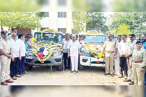 051222 Kudligi Handing over of police vehicles