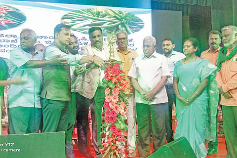 ಕೋಲಾರ ನಗರದ ರಂಗಮಂದಿರದಲ್ಲಿ ಮಂಗಳವಾರ ಕೃಷಿ ಮತ್ತು ತೋಟಗಾರಿಕೆ ಬೆಳೆಗಳ ವಿಚಾರ ಸಂಕೀರ್ಣ ಮತ್ತು ರೈತರೊಂದಿಗೆ ಸಂವಾದವನ್ನು ಜಿಲ್ಲಾಧಿಕಾರಿ ವೆಂಕಟ್​ರಾಜಾ ಉದ್ಘಾಟಿಸಿ ಮಾತನಾಡಿದರು. ಜಿಲ್ಲಾ ರಕ್ಷಣಾಧಿಕಾರಿ ಡಿ. ದೇವರಾಜ್​, ಜಿಪಂ ಸಿಇಒ ಯುಕೇಶ್​ ಕುಮಾರ್​ ಇದ್ದರು.
