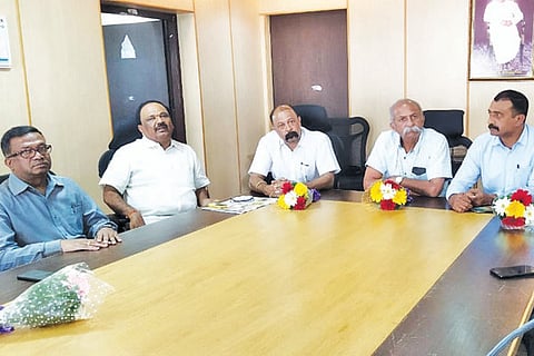 ಕೋಲಾರ&ಚಿಕ್ಕಬಳ್ಳಾಪುರ ಡಿಸಿಸಿ ಬ್ಯಾಂಕಿಗೆ ಆಗಮಿಸಿದ್ದ ಕೊಡಗು ಡಿಸಿಸಿ ಬ್ಯಾಂಕಿನ ಅಧ್ಯಕ್ಷರು ಮತ್ತವರ ತಂಡಕ್ಕೆ ಕೋಲಾರ ಬ್ಯಾಂಕಿನ ಪ್ರಗತಿ, ಗಣಕೀಕರಣದ ಮಾಹಿತಿಯನ್ನು ಬ್ಯಾಲಹಳ್ಳಿ ಗೋವಿಂದಗೌಡರು ಒದಗಿಸಿದರು.
