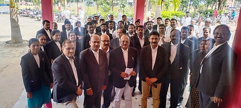 ಬಂಟ್ವಾಳ ನಗರದಲ್ಲಿ ವಕೀಲನ ಮೇಲೆ ಪೊಲೀಸರು ನಡೆಸಿದ ಹಲ್ಲೆ ಖಂಡಿಸಿ ಧರಣಿ