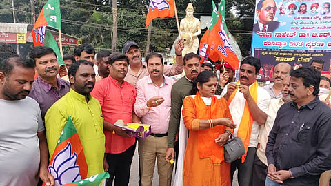 ಮೋದಿ ಪರ ಜಯಘೋಷ; ಸಿಹಿ ಹಂಚಿ, ಪಟಾಕಿ ಸಿಡಿಸಿ ಬಿಜೆಪಿ ವಿಜಯೋತ್ಸವ