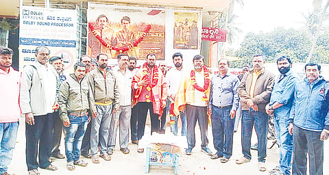 ಮಾಲೂರು ಪಟ್ಟಣದ ಬಾಲಾಜಿ ಚಿತ್ರಮಂದಿರದಲ್ಲಿ ಶುಕ್ರವಾರ ಬಿಡುಗಡೆಯಾದ ವಿಜಯಾನಂದ ಚಿತ್ರದ ಬಿಡುಗಡೆ ಕಾರ್ಯಕ್ರಮದಲ್ಲಿ ರಾಜ್ಯ ಬಿಜೆಪಿ ಫಲಾನುಭವಿಗಳ ಪ್ರಕೋಷ್ಠ ಸಮಿತಿ ಸದಸ್ಯ ಹೂಡಿ ವಿಜಯ್​ಕುಮಾರ್​ ಮಾತನಾಡಿದರು. ಪುರಸಭಾ ಸದಸ್ಯರಾದ ಭಾನುತೇಜ, ಲ್ಮಕಾಂತ್​, ವಾಲ್ಮೀಕಿ ಮುಖಂಡ ವೆಂಕಟೇಶ್​ ಇದ್ದರು