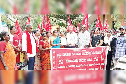 121222 Huvinahadagali AITUC Protest