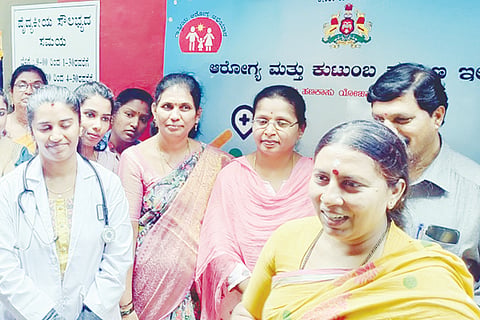 ಕೆಜಿಎ್​ ನಗರದ ಗಣೇಶ್​ಪುರಂನಲ್ಲಿ ನಮ್ಮ ಕ್ಲಿನಿಕ್​ ಕೇಂದ್ರವನ್ನು ಶಾಸಕಿ ರೂಪಕಲಾ ಉದ್ಘಾಟಿಸಿದರು. ನಗರಸಭಾ ಅಧ್ಯಕ್ಷ ವಳ್ಳಲ್​ ಮುನಿಸ್ವಾಮಿ, ಸದಸ್ಯರಾದ ಕರುಣಾಕರನ್​, ಭಾಸ್ಕರ್​, ನಂದಕುಮಾರ್​, ಬ್ಲಾಕ್​ ಕಾಂಗ್ರೆಸ್​ ಅಧ್ಯಕ್ಷ ಮದುಲೈಮುತ್ತು, ರಾಮಮೂರ್ತಿ ನಾಯ್ಡು, ಪದ್ಮನಾಭರೆಡ್ಡಿ ಇದ್ದರು.