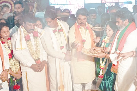 ಕೋಲಾರ ನಗರದ ಹೊರವಲಯದ ಬಿಜೆಪಿ ನೂತನ ಕಟ್ಟಡದ ಉದ್ಘಾಟನಾ ಕಾರ್ಯಕ್ರಮದಲ್ಲಿ ಕಂದಾಯ ಸಚಿವ ಆರ್​.ಅಶೋಕ್​, ಸಚಿವ ಮುನಿರತ್ನ, ಸಂಸದ ಎಸ್​.ಮುನಿಸ್ವಾಮಿ ಭಾಗಿಯಾಗಿದ್ದರು.