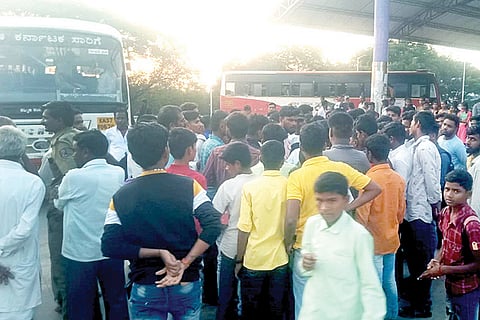 151222 Kanakagiri Students Protest for Bus