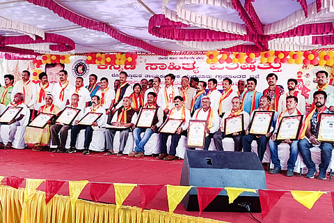 ದೊಡ್ಡಬಳ್ಳಾಪುರ ತಾಲೂಕಿನ ಸಾಸಲು ಹೋಬಳಿ ಕೇಂದ್ರದಲ್ಲಿ ಹಮ್ಮಿಕೊಂಡಿದ್ದ ಕನ್ನಡ ಸಾಹಿತ್ಯ ಸಮ್ಮೇಳನದ ಸಮಾರೋಪದಲ್ಲಿ ವಿವಿಧ ಕ್ಷೇತ್ರದ ಸಾಧಕರನ್ನು ಸನ್ಮಾನಿಸಲಾಯಿತು. ಸಮ್ಮೇಳನಾಧ್ಯಕ್ಷ ಚಿನ್ನು ಪ್ರಕಾಶ್, ಕೇಂದ್ರ ರೇಷ್ಮೆ ಮಾರಾಟ ಮಂಡಳಿ ಅಧ್ಯಕ್ಷ ಕೆ.ಎಂ.ಹನುಮಂತರಾಯಪ್ಪ, ಜಿಲ್ಲಾ ಕಲಾವಿದರ ಸಂಘದ ಅಧ್ಯಕ್ಷ ರಬ್ಬನಹಳ್ಳಿ ಕೆಂಪಣ್ಣ ಇತರರು ಇದ್ದರು.