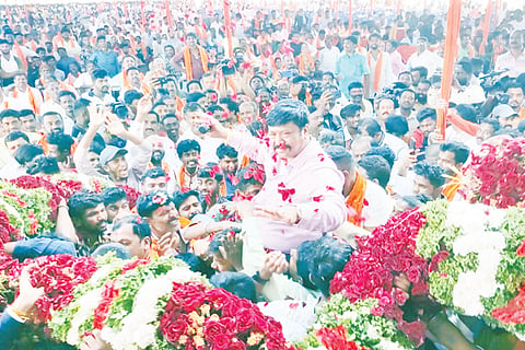 ಜನರು ವರ್ತರು ಪ್ರಕಾಶ್​ ಅವರನ್ನು ಹೆಗಲ ಮೇಲೆ ಹೊತ್ತು ಸಾಗುತ್ತಿರುವುದು.
