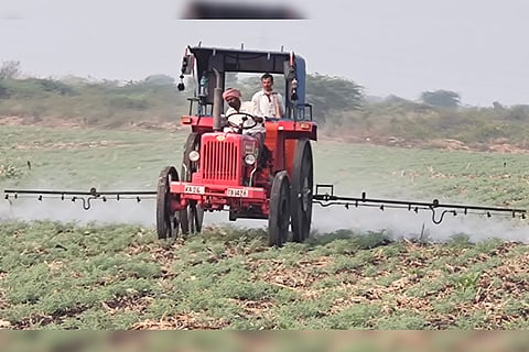 201222 Ghattirattihala Pesticide Spraying Machine use