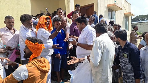 ಕುಪಿತಗೊಂಡ ಅನ್ನದಾತರು ಅಧಿಕಾರಿಗಳ ವಿರುದ್ಧ ತೀವ್ರ ಅಸಮಾಧಾನ