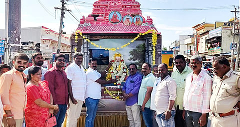 ಗುರುಗಳ ಪ್ರತಿಮೆಗೆ ಪುಷ್ಪ ನಮನ