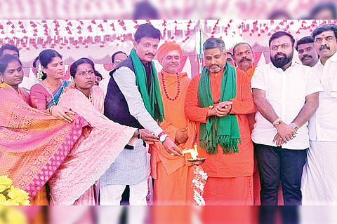 241222 Sanduru Madakari Nayaka Statue Innogration Prog