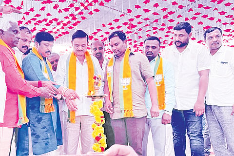 ಮಾಲೂರು ತಾಲೂಕಿನ ಚಿಕ್ಕತಿರುಪತಿ ಗ್ರಾಪಂ ವ್ಯಾಪ್ತಿಯ ಅಂಚೆಮುಸ್ಕೂರು ಗ್ರಾಮದಲ್ಲಿ ಆಯೋಜಿಸಿದ್ದ ಕಾರ್ಯಕರ್ತರ ಸಭೆಯನ್ನು ಮಾಜಿ ಶಾಸಕ ಕೆ.ಎಸ್​.ಮಂಜುನಾಥ್​ಗೌಡ, ಜಿಲ್ಲಾ ಉಸ್ತುವಾರಿ ಸಚಿವ ಮುನಿರತ್ನ, ಸಂಸದ ಎಸ್​.ಮುನಿಸ್ವಾಮಿ ಉದ್ಘಾಟಿಸಿದರು. ಬಿಜೆಪಿ ಜಿಲ್ಲಾಧ್ಯಕ್ಷ ವೇಣುಗೋಪಾಲ್​, ಮಾಜಿ ಸಚಿವ ವರ್ತೂರು ಪ್ರಕಾಶ್​, ಮಾಜಿ ಶಾಸಕ ವೈ.ಸಂಪಂಗಿ, ಬಿಬಿಎಂಪಿ ಮಾಜಿ ಮೇಯರ್​ ನಟರಾಜ್​ ಇತರರು ಇದ್ದರು.