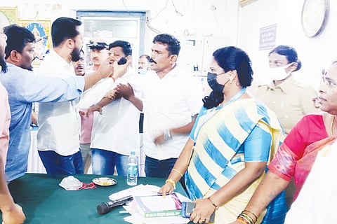 ಕೋಲಾರ ನಗರಸಭೆ ಸಾಮಾನ್ಯ ಸಭೆಯಲ್ಲಿ ಅಧ್ಯೆ&ಪೌರಾಯುಕ್ತೆ ಎದುರು ವಾಗ್ದಾಳಿ ನಡೆಸಿದ ಸದಸ್ಯರು.