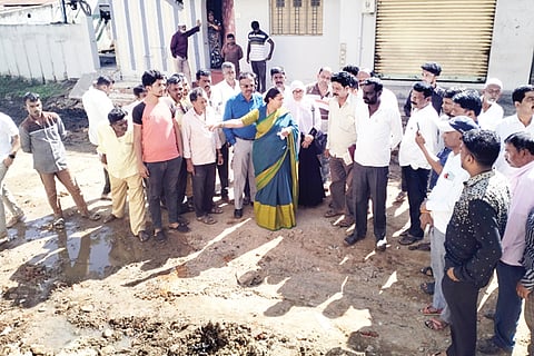 ಬೇತಮಂಗಲದ ಹಳೇ ಮದ್ರಾಸ್​ ರಸ್ತೆ ಕಾಮಗಾರಿ ವೀಸಿ ಸಾರ್ವಜನಿಕರು ಹಾಗೂ ಸ್ಥಳಿಯ ಮುಖಂಡರನ್ನು ಉದ್ದೇಶಿಸಿ ಶಾಸಕಿ ಎಂ.ರೂಪಕಲಾ ಮಾತನಾಡಿದರು. ಪಿಡಬ್ಲ್ಯುಡಿ ಇಲಾಖೆ ಜೆ.ಇ ರಾಜಶೇಖರ್​, ಬೇತಮಂಗಲ ಗ್ರಾಪಂ ಸದಸ್ಯರಾದ ಇನ್ಯಾಯತುಲ್ಲಾ ಶರ್​ೀ, ಗಣೇಶ್​, ವಿನುಕಾರ್ತಿಕ್​, ಶ್ರೀರಾಮ್​, ಸುರೇಂದ್ರಗೌಡ, ಆರ್ಬಿನ್​ತಾಜ್​ ಮುಖಂಡರಾದ ರಾಮಚಂದ್ರ, ಪದ್ಮನಾಭರೆಡ್ಡಿ, ಒಬಿಸಿ ಮುನಿಸ್ವಾಮಿ ಇತರರಿದ್ದರು.