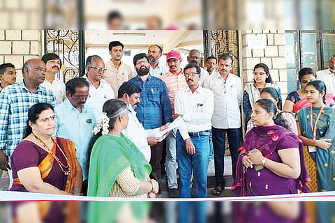 291222 Hospete Govt Employees Protest