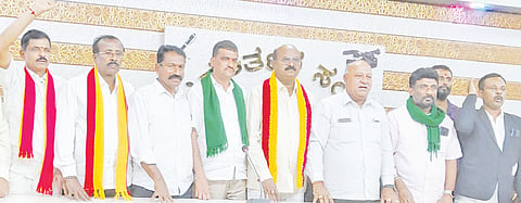 ಕೋಲಾರದ ಪತ್ರಕರ್ತರ ಭವನದಲ್ಲಿ ಆಯೋಜಿಸಿದ್ದ ಸುದ್ದಿಗೋಷ್ಠಿಯಲ್ಲಿ ಶಾಶ್ವತ ನೀರಾವರಿ ಹೋರಾಟ ಸಮಿತಿ ಸಂಚಾಲಕ ಹೊಳಲಿ ಪ್ರಕಾಶ್​, ಕುರುಬರಪೇಟೆ ವೆಂಕಟೇಶ್​, ವರ್ತಕರ ಸಂಘದ ಗೌರವಾಧ್ಯಕ್ಷ ಚಲಪತಿ, ರೈತಸಂಘ ಉಪಾಧ್ಯಕ್ಷ ನಾರಾಯಣಗೌಡ ಇತರರು ಇದ್ದರು.