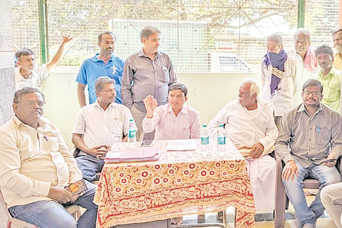 ತೊರ್ನಹಳ್ಳಿ ಗ್ರಾಮದ ಸಪ್ಪಲಾಂಭ ದೇವಾಲಯದ ಆವರಣದಲ್ಲಿ ಶ್ರೀಸಪ್ಪಲಾಂಭ ಭಿಮೇಶ್ವರಸ್ವಾಮಿ ಜಾನುವಾರುಗಳ ಜಾತ್ರೆಯನ್ನು ನಡೆಸುವ ಹಾಗೂ ಹುಣಸೆ ಪಸಲಿನ ಹರಾಜು ಪ್ರಕ್ರೀಯೆಯು ತಹಶೀಲ್ದಾರ್​ ಮಲ್ಲಿಕಾರ್ಜುನ್​ ರವರ ಅಧ್ಯಕ್ಷತೆಯಲ್ಲಿ ನಡೆಯಿತು.