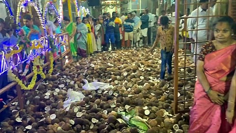 ಸಾವಿರಾರು ಈಡುಗಾಯಿ ಒಡೆದು ಭಕ್ತಿ- ಭಾವ ಪ್ರದರ್ಶನ