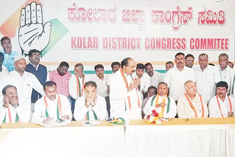 ಕೋಲಾರ ನಗರದ ಕಾಂಗ್ರೆಸ್​ ಕಚೇರಿಯಲ್ಲಿ ಜಿಲ್ಲೆಯಲ್ಲಿ ಕಾಂಗ್ರೆಸ್​ ಟಿಕೆಟ್​ಗೆ ಅರ್ಜಿ ಸಲ್ಲಿಸಿರುವ ಆಕಾಂಗಳ ಅಭಿಪ್ರಾಯ ಸಂಗ್ರಹ ಕಾರ್ಯಕ್ರಮದಲ್ಲಿ ಮಾಜಿ ಮುಖ್ಯಮಂತ್ರಿ ವೀರಪ್ಪಮೊಯ್ಲಿ ಮಾತನಾಡಿದರು. ಕಾಂಗ್ರೆಸ್​ ಜಿಲ್ಲಾ ಉಸ್ತುವಾರಿ ನಾರಾಯಣಸ್ವಾಮಿ, ಮಾಜಿ ಸಚಿವ ರಾಮಲಿಂಗಾರೆಡ್ಡಿ, ಕೇಂದ್ರ ಮಾಜಿ ಸಚಿವ ಕೆ.ಎಚ್​.ಮುನಿಯಪ್ಪ ಇದ್ದರು.
