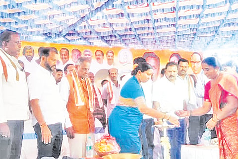 ಕೆಜಿಎಫ್​ ತಾಲೂಕಿನ ಶ್ರೀನಿವಾಸಸಂದ್ರ ಗ್ರಾಪಂ ವ್ಯಾಪ್ತಿಯ ಮೇಲಪಲ್ಲಿ ಗ್ರಾಮದಲ್ಲಿ ಹಮ್ಮಿಕೊಳ್ಳಲಾಗಿದ್ದ ಸಾಧನಾ ಸಮಾವೇಶವನ್ನು ಶಾಸಕಿ ಎಂ.ರೂಪಕಲಾ ಉದ್ಘಾಟಿಸಿದರು.
