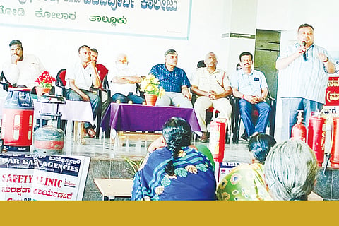ಕೋಲಾರ ತಾಲೂಕಿನ ಕೆಂಬೋಡಿಯ ಜನತಾ ಪ್ರೌಢಶಾಲೆ ಆವರಣದಲ್ಲಿ ಆಯೋಜಿಸಿದ್ದ ಅಡುಗೆ ಸಿಬ್ಬಂದಿ ತರಬೇತಿ ಕಾರ್ಯಕ್ರಮದಲ್ಲಿ ತಾಪಂ ಇಒ ಮುನಿಯಪ್ಪ, ಅಕ್ಷರ ದಾಸೋಹ ಸಹಾಯಕ ನಿರ್ದೇಶಕ ಸುಬ್ರಹ್ಮಣ್ಯಂ, ಕೇದಾರ್​ ಗ್ಯಾಸ್​ನ ರೂಪೇಶ್​ ಮತ್ತಿತರರಿದ್ದರು.
