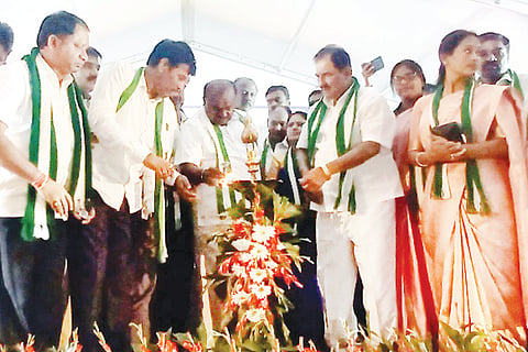 ಕೆಜಿಎಫ್​ ಪಟ್ಟಣದ ಮುನ್ಸಿಪಲ್​ ಮೈದಾನದಲ್ಲಿ ಆಯೋಜಿಸಿದ್ದ  ಜೆಡಿಎಸ್​ ಪಂಚರತ್ನ ಯೋಜನೆಯ ಬೃಹತ್​ ಸಮಾವೇಶವನ್ನು ಮಾಜಿ ಮುಖ್ಯಮಂತ್ರಿ ಎಚ್​.ಡಿ.ಕುಮಾರಸ್ವಾಮಿ ಉದ್ಘಾಟಿಸಿದರು. ವಿಧಾನಪರಿಷತ್​ ಸದಸ್ಯ ಇಂಚರ ಗೋವಿಂದರಾಜು, ಚಿಂತಾಮಣಿ ಶಾಸಕ ಜಿ. ಕೃಷ್ಣಾರೆಡ್ಡಿ, ಜೆಡಿಎಸ್​ ಜಿಲ್ಲಾಧ್ಯಕ್ಷ ವೆಂಕಟ ಶಿವಾರೆಡ್ಡಿ ಇದ್ದರು. 
