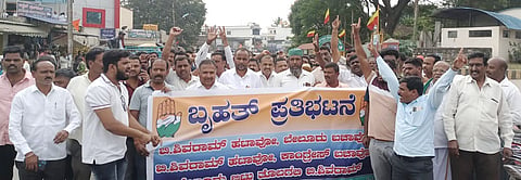 ಕಾಂಗ್ರೆಸ್ ಪಕ್ಷದ ಕಾರ್ಯಕರ್ತರ ವಿರುದ್ಧವೇ ಹಲ್ಲೆ ನಡೆಸಿರುವುದನ್ನು ಖಂಡಿಸಿ ಪ್ರತಿಭಟನೆ