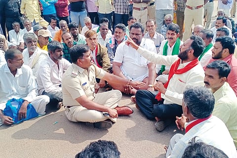 ಪ್ರತಿಭಟನಾಕಾರರ ಜತೆ ಸಂಧಾನಕ್ಕೆ ಕುಳಿತಿರುವ ವೃತ್ತ ನಿರೀಕ್ಷಕ ನಾರಾಯಣಸ್ವಾಮಿ.