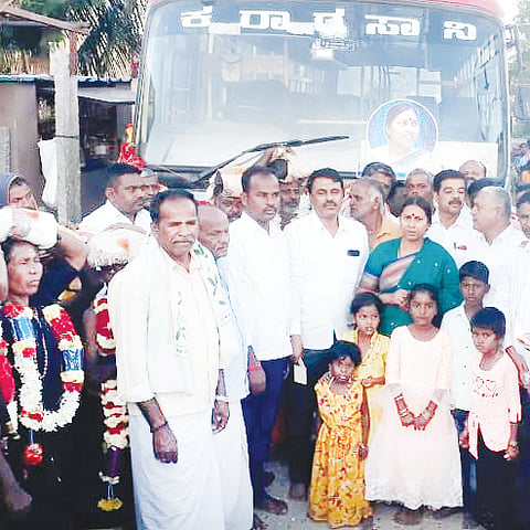 ಕೆಜಿಎಫ್​ನಲ್ಲಿ ಶಾಸಕಿ ರೂಪಕಲಾ ಶಬರಿಮಲೆ ಪ್ರವಾಸಕ್ಕೆ ಬಸ್​ ವ್ಯವಸ್ಥೆ ಮಾಡಿರುವುದು.