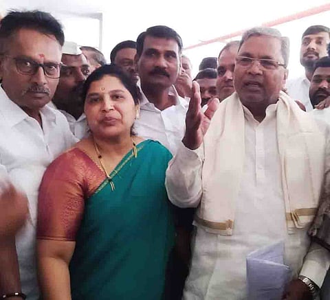 Geeta Chidri Meet To Ex Cm Siddaramaih Photo