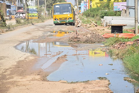 ಲೋಕೋಪಯೋಗಿ ಇಲಾಖೆಯು ಕಾಂಕ್ರಿಟ್ ರಸ್ತೆ ನಿರ್ಮಾಣ ಕೈಗೊಳ್ಳಲು ನಿಗದಿಪಡಿಸಿರುವ ಗದಗ ಹೊಸ ಬಸ್ ನಿಲ್ದಾಣ ಮುಂಭಾಗ ರಸ್ತೆಯಲ್ಲಿ ಚರಂಡಿ ತುಂಬಿ ರಸ್ತೆಗೆ ನೀರು ಹರಿಯುತ್ತಿರುವುದು.