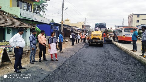 ಮುಖ್ಯ ರಸ್ತೆ ಡಾಂಬರೀಕರಣ ಕಾಮಗಾರಿ ಪ್ರಾರಂಭ