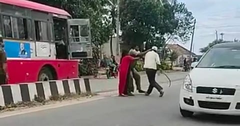 ಬಸ್ ಚಾಲಕನನ್ನು ಅವಾಚ್ಯ  ಶಬ್ದಗಳಿಂದ ನಿಂದಿಸಿ ಹಲ್ಲೆ