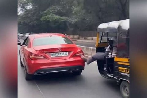Mercedes pushed by auto rickshaw in Pune leaves